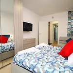 - Close To Metro & Connections شقة *