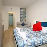 - Close To Metro & Connections شقة