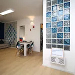 - Close To Metro & Connections شقة *