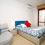 - Close To Metro & Connections شقة