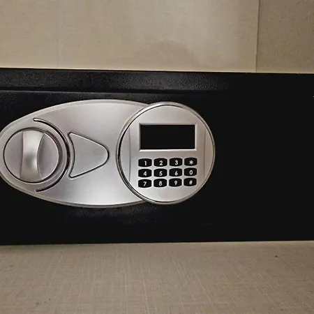 - Close To Metro & Connections * Napels