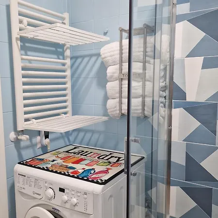 - Close To Metro & Connections * Napels