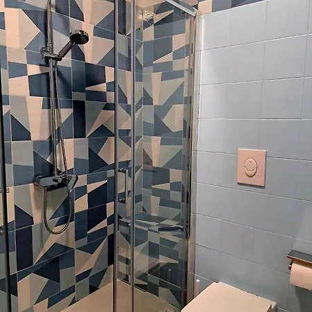 - Close To Metro & Connections Apartamento
