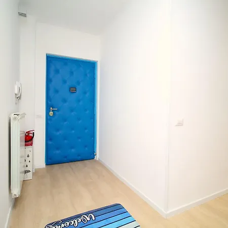 - Close To Metro & Connections شقة