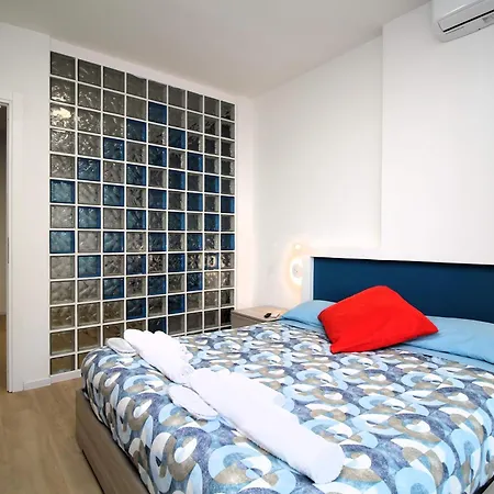 - Close To Metro & Connections شقة